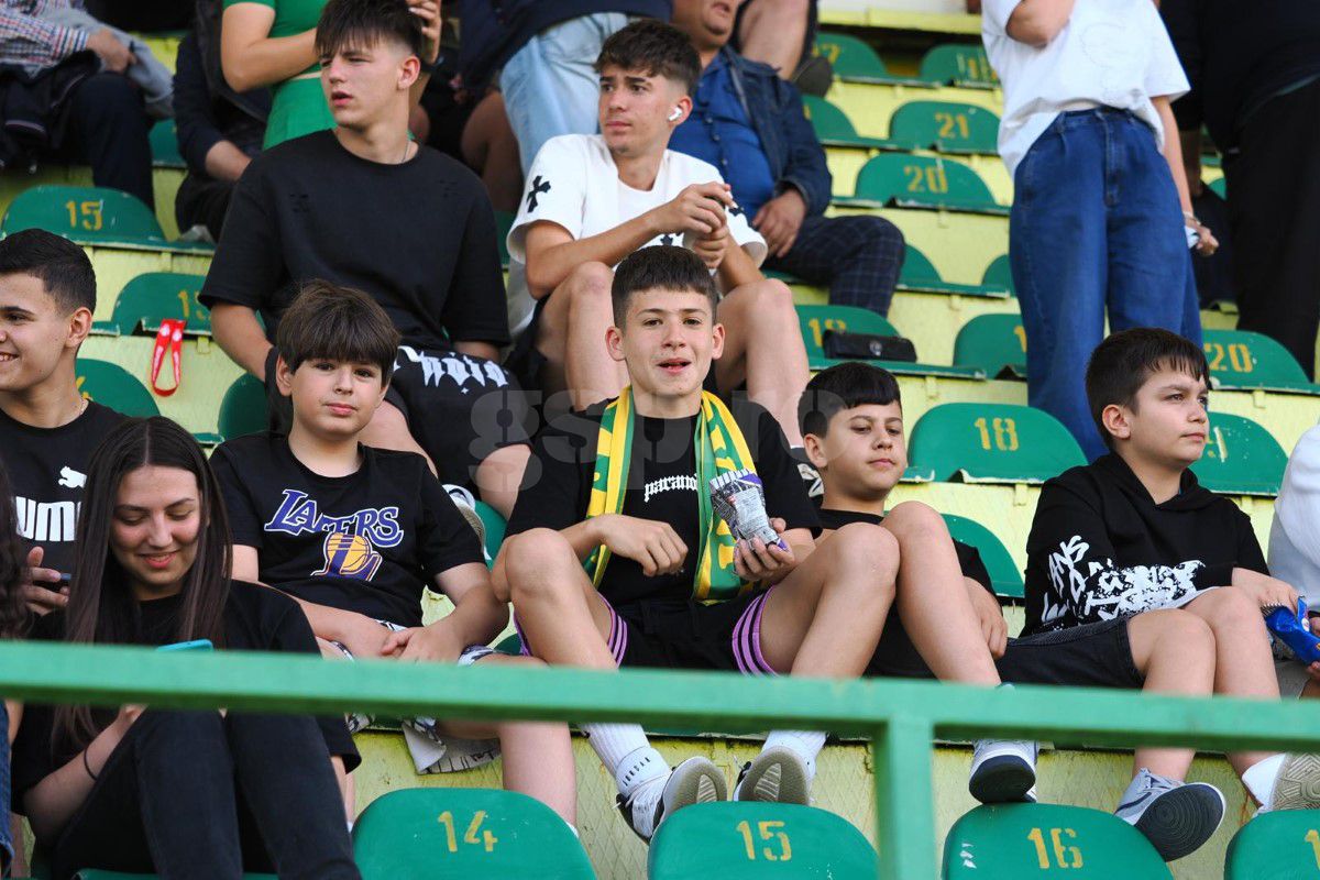 Au încercat să-și arate entuziasmul, dar nu prea le-a ieșit  » Cum s-a filmat Valeriu Iftime, după ce FC Botoșani s-a salvat