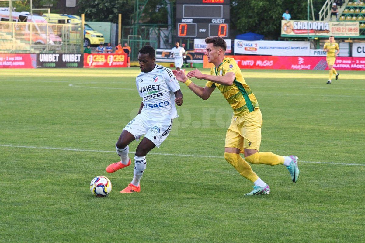 Au încercat să-și arate entuziasmul, dar nu prea le-a ieșit  » Cum s-a filmat Valeriu Iftime, după ce FC Botoșani s-a salvat