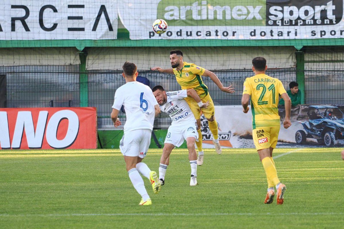 „Blatiștilor, ce să mai căutați în A?!” » Șicane în tribune, prezențe de seamă la „oficială” și mobilier închiriat de la rivali: 15 detalii care nu s-au văzut la TV