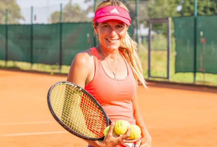 Imagine recentă cu Anca Barna (2023), de pe terenurile unde oferă lecții de tenis / Sursă foto: Facebook@ Tennisschule Anca Barna
