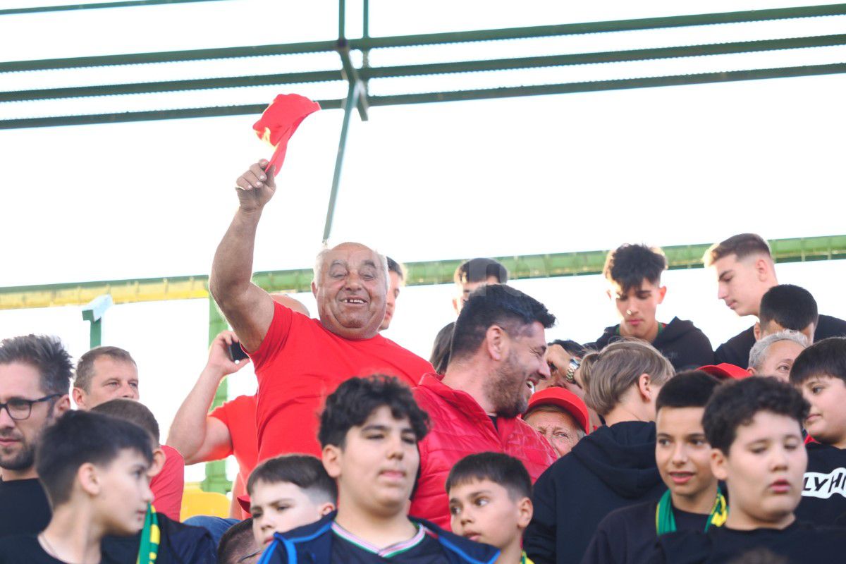 „Blatiștilor, ce să mai căutați în A?!” » Șicane în tribune, prezențe de seamă la „oficială” și mobilier închiriat de la rivali: 15 detalii care nu s-au văzut la TV