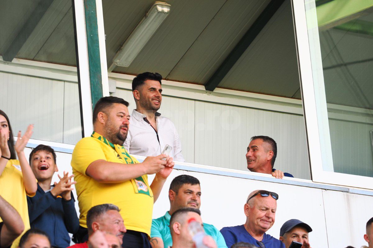 Au încercat să-și arate entuziasmul, dar nu prea le-a ieșit  » Cum s-a filmat Valeriu Iftime, după ce FC Botoșani s-a salvat