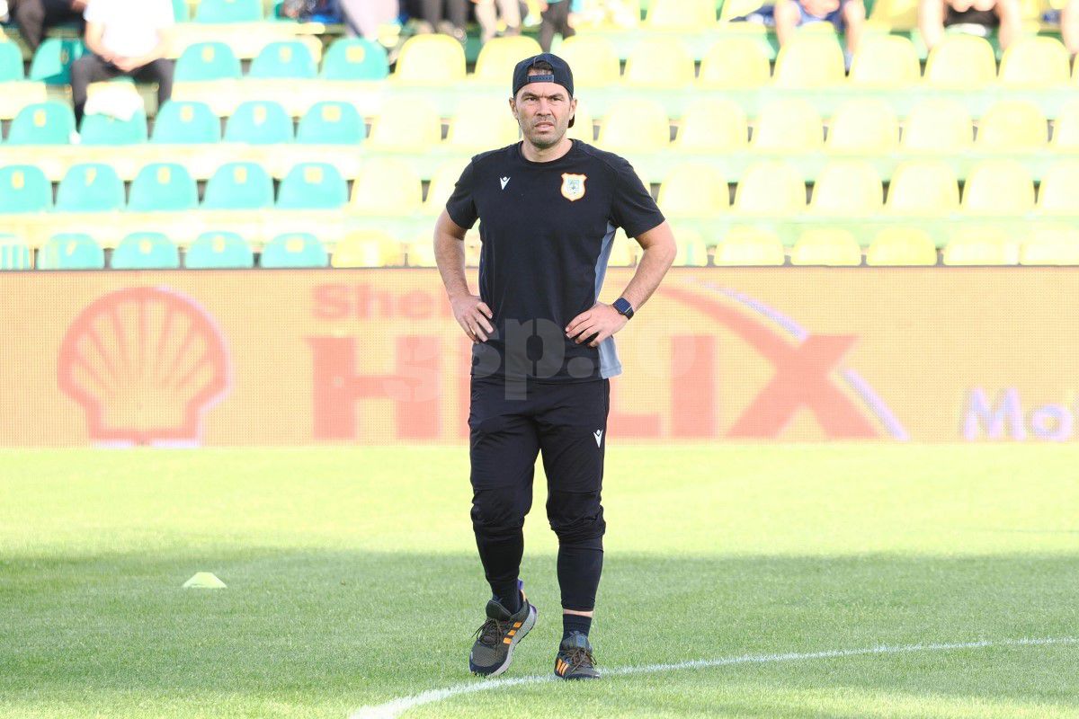 Au încercat să-și arate entuziasmul, dar nu prea le-a ieșit  » Cum s-a filmat Valeriu Iftime, după ce FC Botoșani s-a salvat