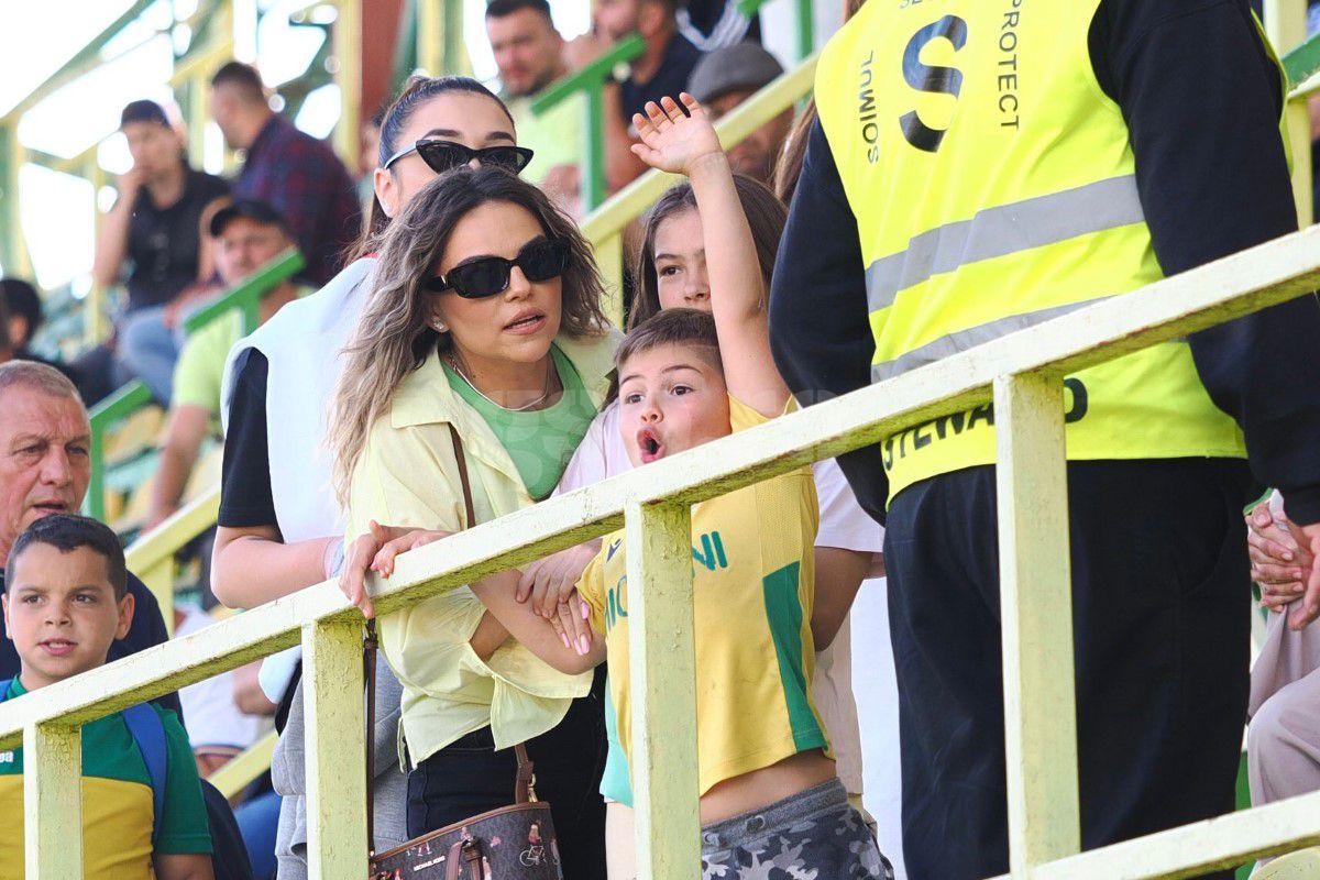 Au încercat să-și arate entuziasmul, dar nu prea le-a ieșit  » Cum s-a filmat Valeriu Iftime, după ce FC Botoșani s-a salvat