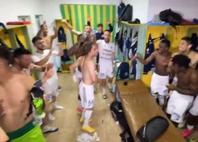 Jucătorii lui FC Botoșani au dat drumul la fiestă » Imagini superbe din vestiar după salvarea de la retrogradare