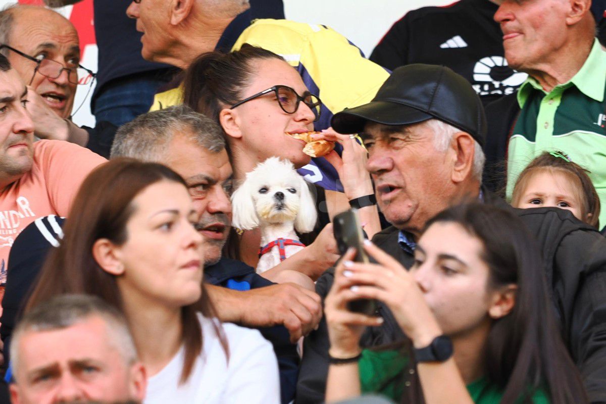 Au încercat să-și arate entuziasmul, dar nu prea le-a ieșit  » Cum s-a filmat Valeriu Iftime, după ce FC Botoșani s-a salvat