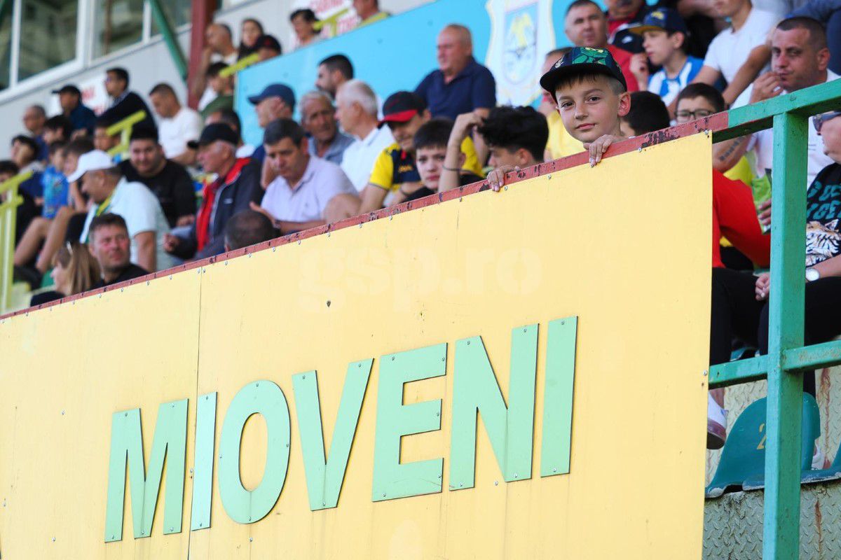 Au încercat să-și arate entuziasmul, dar nu prea le-a ieșit  » Cum s-a filmat Valeriu Iftime, după ce FC Botoșani s-a salvat