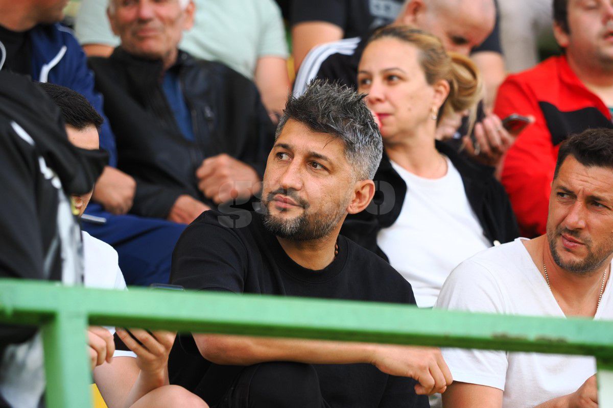 Au încercat să-și arate entuziasmul, dar nu prea le-a ieșit  » Cum s-a filmat Valeriu Iftime, după ce FC Botoșani s-a salvat