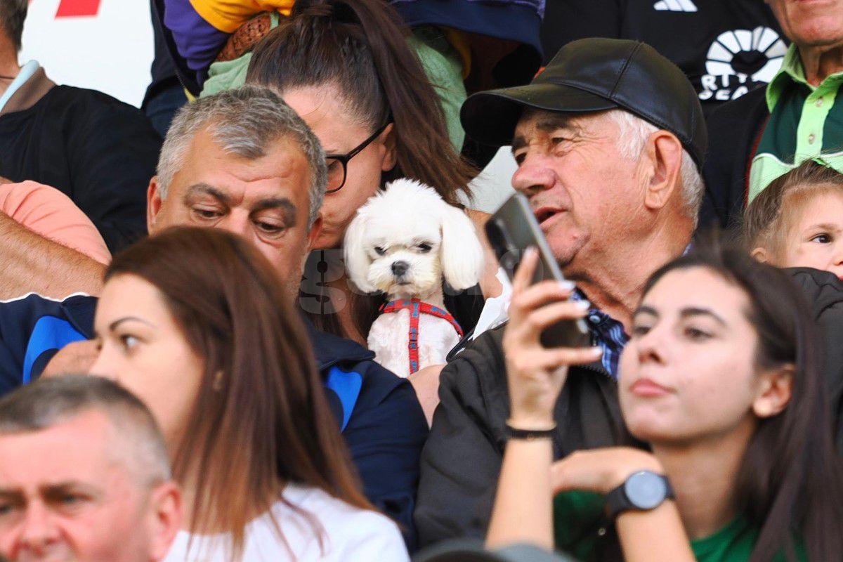 Au încercat să-și arate entuziasmul, dar nu prea le-a ieșit  » Cum s-a filmat Valeriu Iftime, după ce FC Botoșani s-a salvat