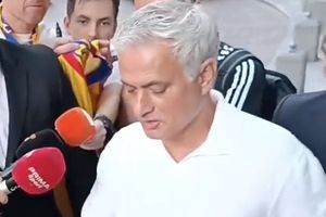 Imagini spectaculoase pe Calea Victoriei: Jose Mourinho și Giovanni Becali au venit la pas pentru dineul oficial » Ce greșeală a făcut marele antrenor portughez: „Așa cred”