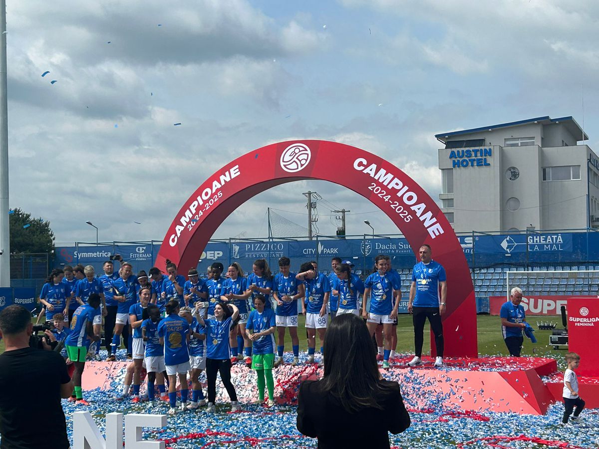 Farul a primit trofeul de campioană! Imagini superbe de la Ovidiu: copiii au invadat terenul