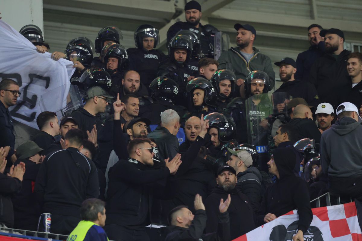Conflict în peluza lui Dinamo la meciul cu Universitatea Craiova