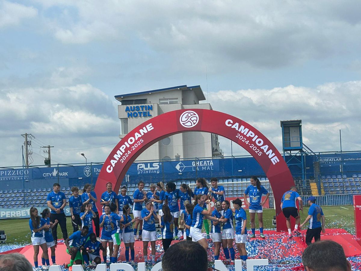 Farul a primit trofeul de campioană! Imagini superbe de la Ovidiu: copiii au invadat terenul