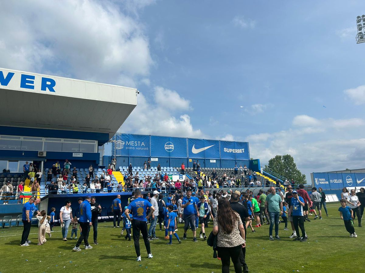 Farul a primit trofeul de campioană! Imagini superbe de la Ovidiu: copiii au invadat terenul