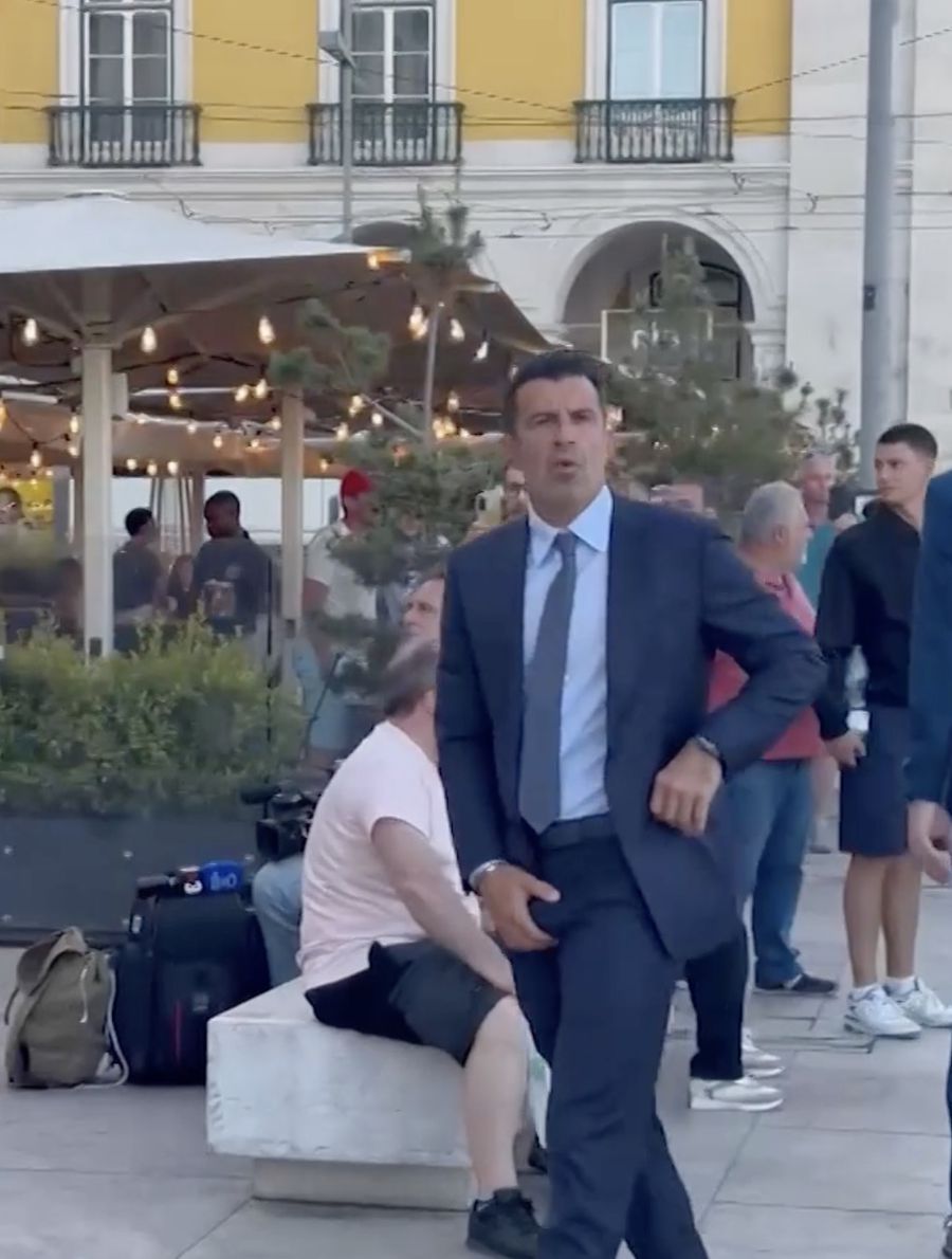 Luis Figo, apostrofat de fanii Barcelonei: „Trădătorule!” » A răspuns cu un gest golănesc