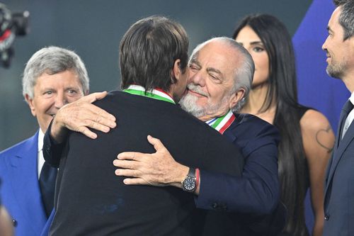 Îmbrățișarea cu Aurelio De Laurentiis n-ar fi de adio, ci pasul spre upgrade-ul dorit de Antonio Conte / Foto: Imago