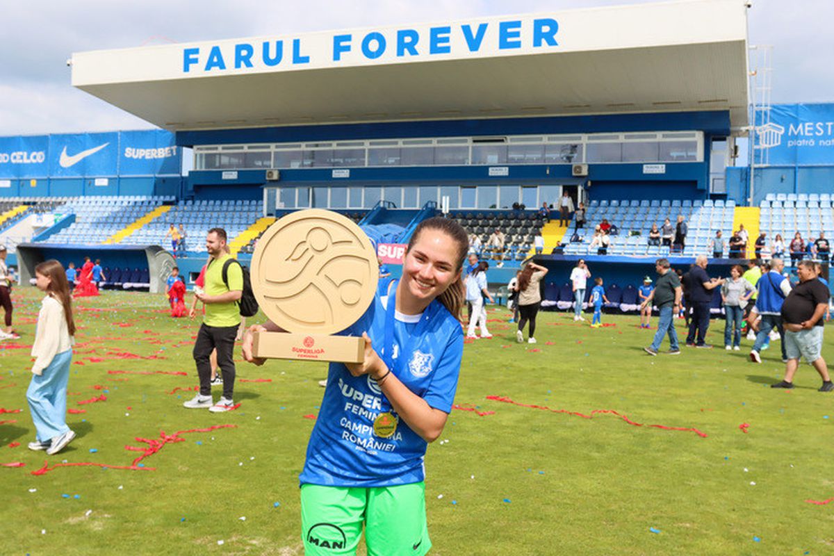 Farul a primit trofeul de campioană! Imagini superbe de la Ovidiu: copiii au invadat terenul