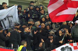 Bătaie în tribune la Craiova - Dinamo! A fost nevoie de intervenția jandarmilor