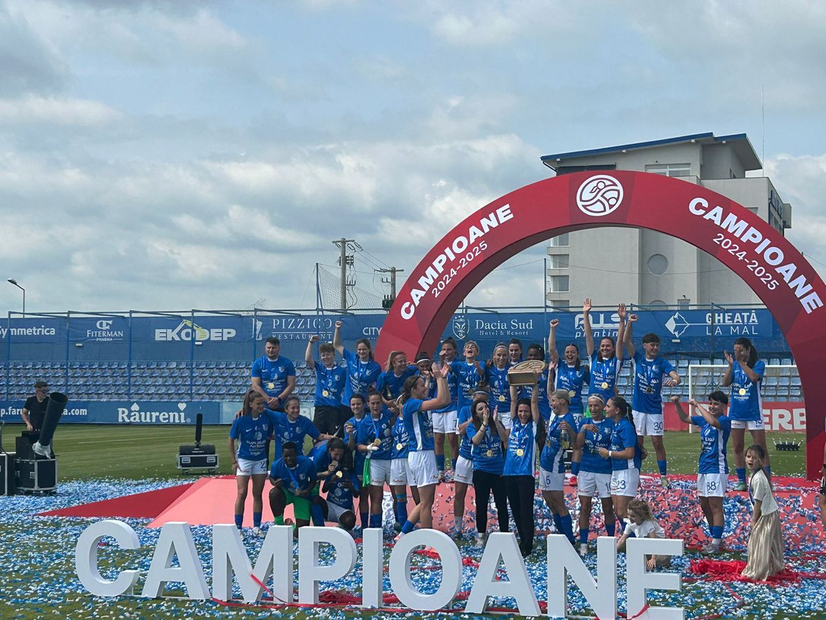 Farul a primit trofeul de campioană! Imagini superbe de la Ovidiu: copiii au invadat terenul