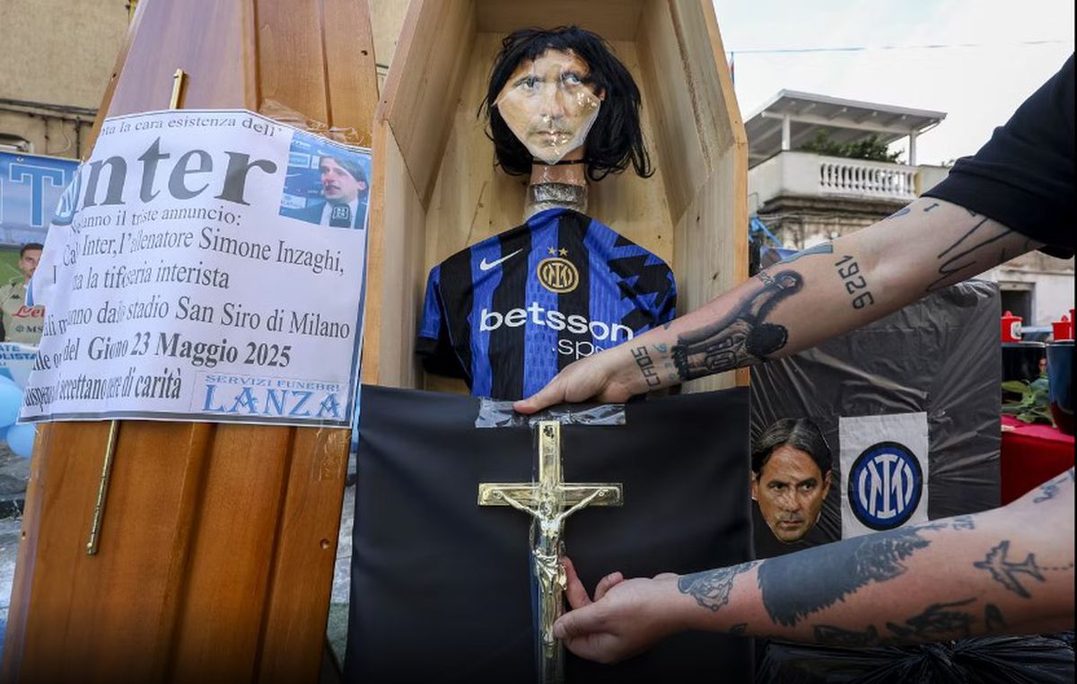 Fanii lui Napoli au organizat „funeraliile” vechii campioane Inter