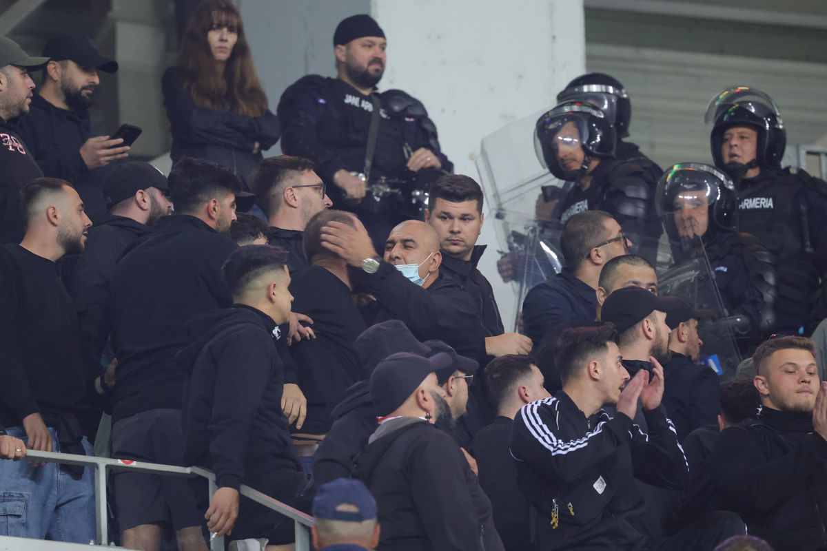 Bătaie în tribune la Craiova - Dinamo! A fost nevoie de intervenția jandarmilor