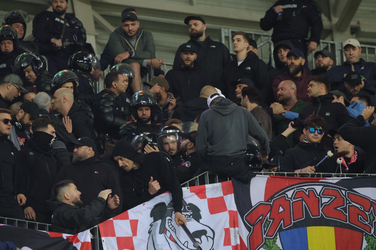 Bătaie în tribune la Craiova - Dinamo! A fost nevoie de intervenția jandarmilor