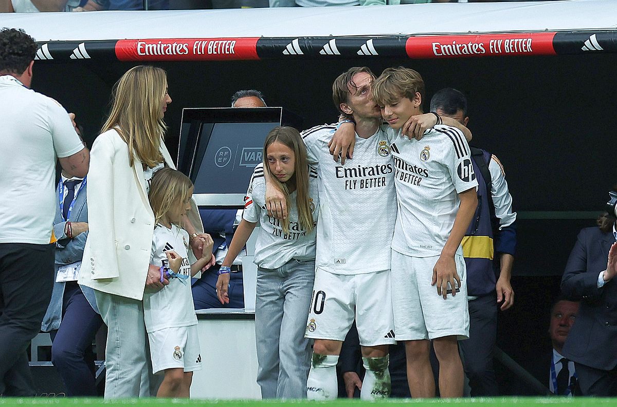 Copleșitor! S-au oprit în timpul meciului și au format garda de onoare pentru Luka Modric. Croatul, în lacrimi la ultimul lui meci pe „Bernabeu”