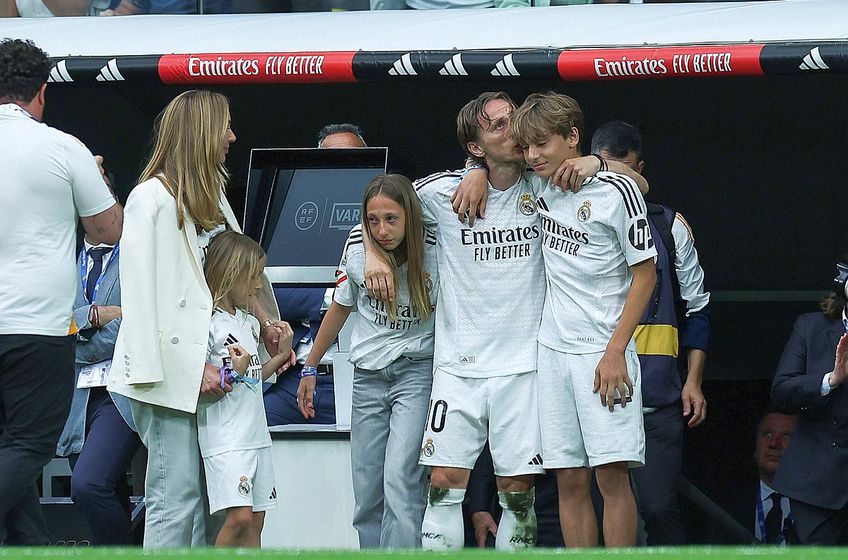 GALERIE FOTO Copleșitor! S-au oprit în timpul meciului și au format garda de onoare pentru Luka Modric. Croatul, în lacrimi la ultimul lui meci pe „Bernabeu”