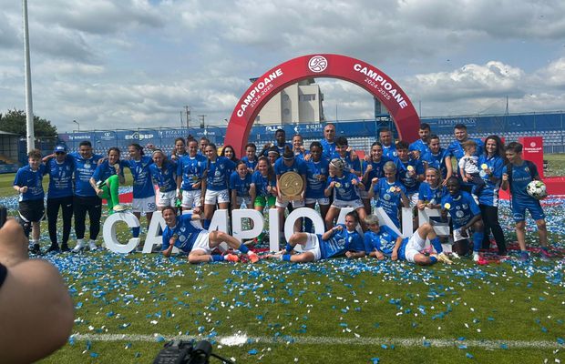 Farul a primit trofeul de campioană! Imagini superbe de la Ovidiu: copiii au invadat terenul