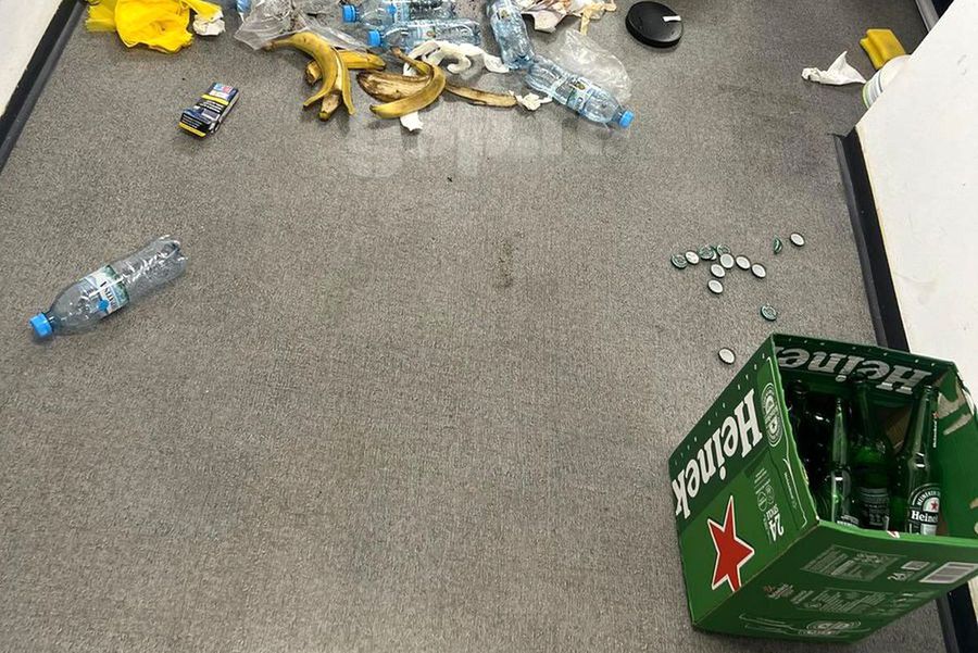 Imagini din vestiarul Rapidului Au căzut primele două capete la Rapid, în scandalul „alcool în vestiar” + Planul lui Cristi Săpunaru, dinamitat
