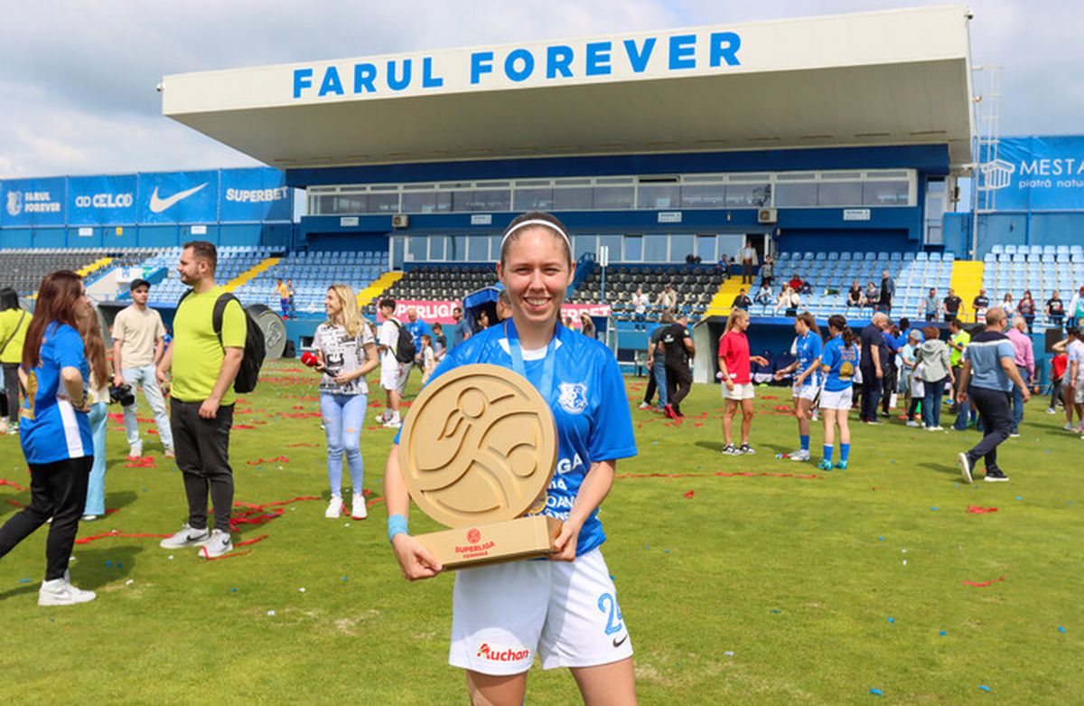 Farul a primit trofeul de campioană! Imagini superbe de la Ovidiu: copiii au invadat terenul