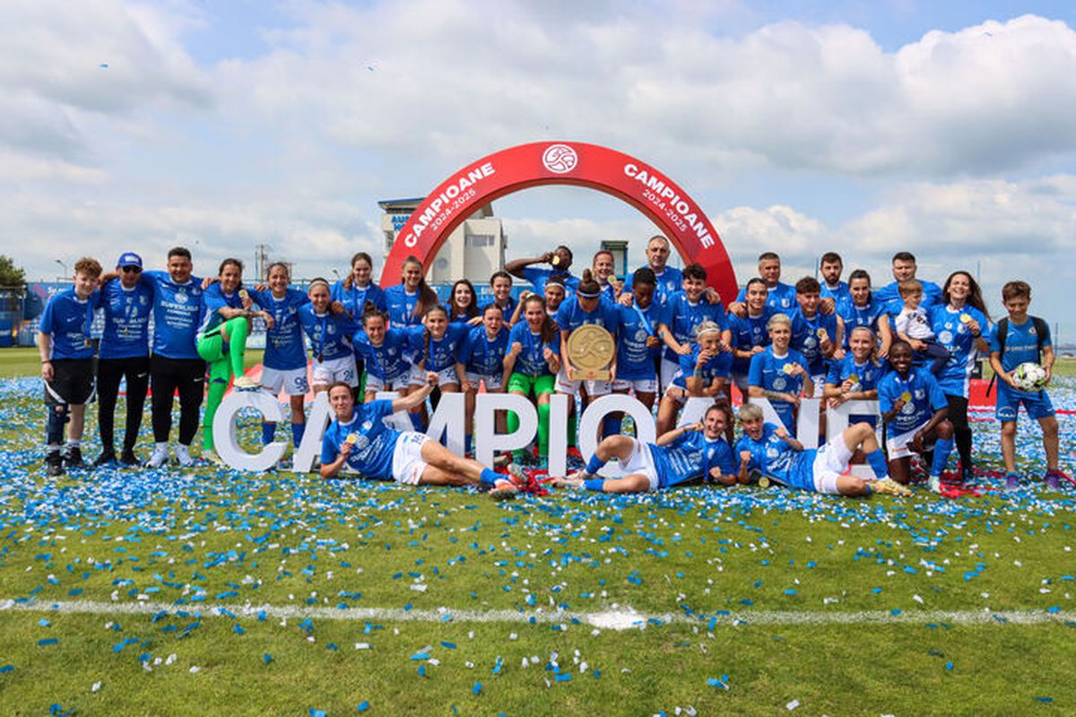 Farul a primit trofeul de campioană! Imagini superbe de la Ovidiu: copiii au invadat terenul