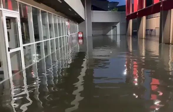 Stadionul celor de la UTA a fost inundat: 5 autospeciale au intervenit pentru a scoate apa de pe „Francisc Neuman”