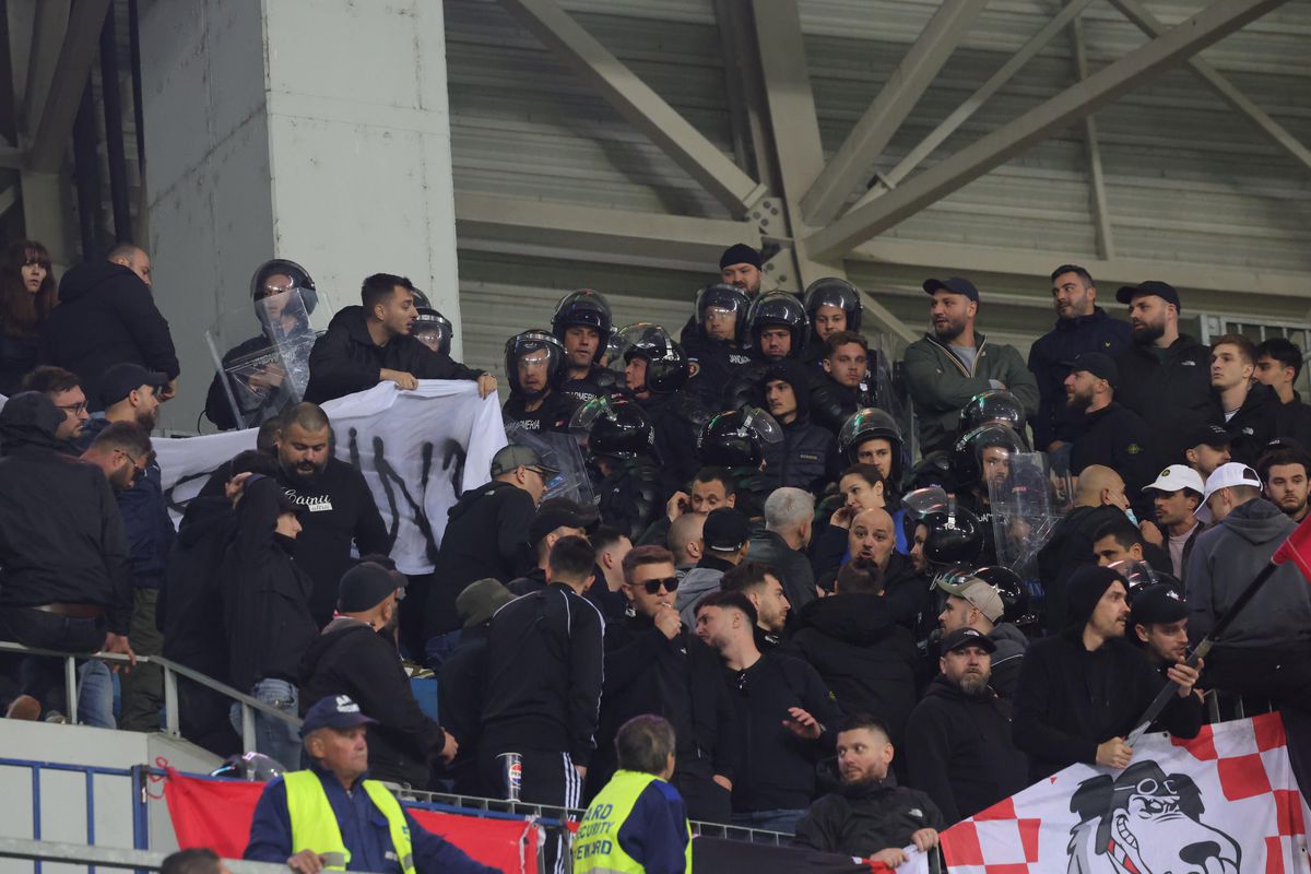 Conflict în peluza lui Dinamo la meciul cu Universitatea Craiova