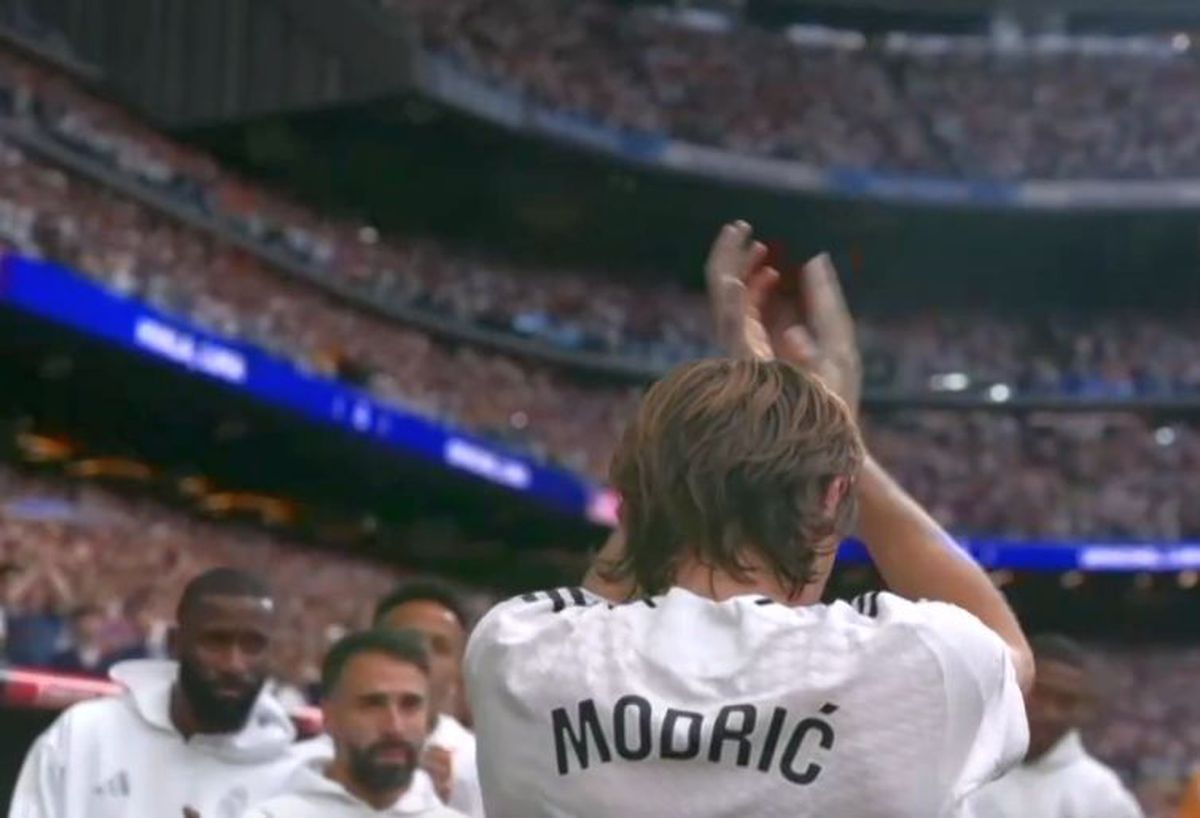 Copleșitor! S-au oprit în timpul meciului și au format garda de onoare pentru Luka Modric. Croatul, în lacrimi la ultimul lui meci pe „Bernabeu”