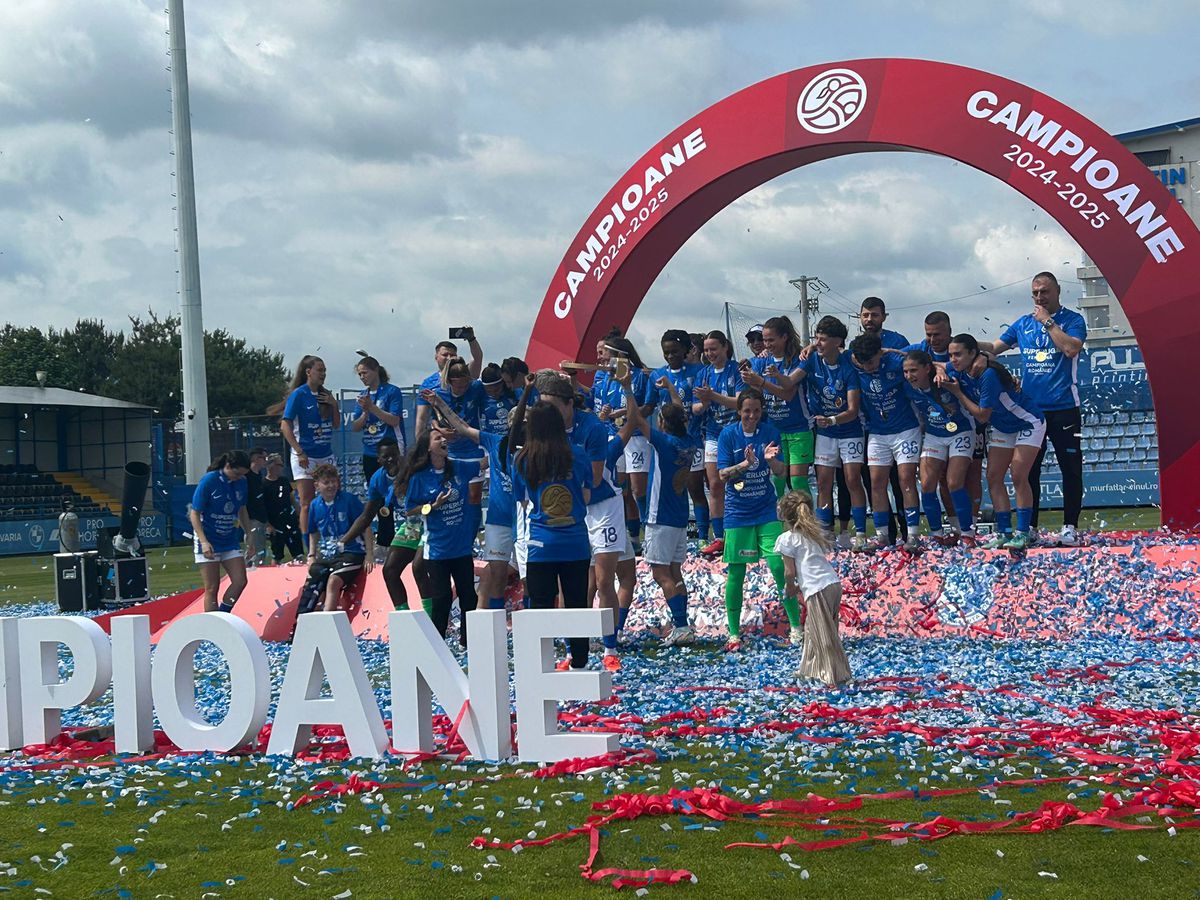 Farul a primit trofeul de campioană! Imagini superbe de la Ovidiu: copiii au invadat terenul