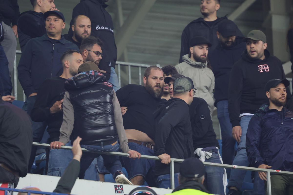 Bătaie în tribune la Craiova - Dinamo! A fost nevoie de intervenția jandarmilor