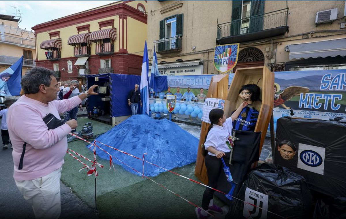 Fanii lui Napoli au organizat „funeraliile” vechii campioane Inter