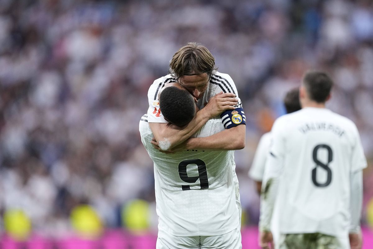 Copleșitor! S-au oprit în timpul meciului și au format garda de onoare pentru Luka Modric. Croatul, în lacrimi la ultimul lui meci pe „Bernabeu”