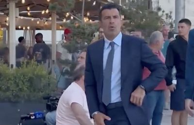 Luis Figo, apostrofat de fanii Barcelonei: „Trădătorule!” » A răspuns cu un gest golănesc