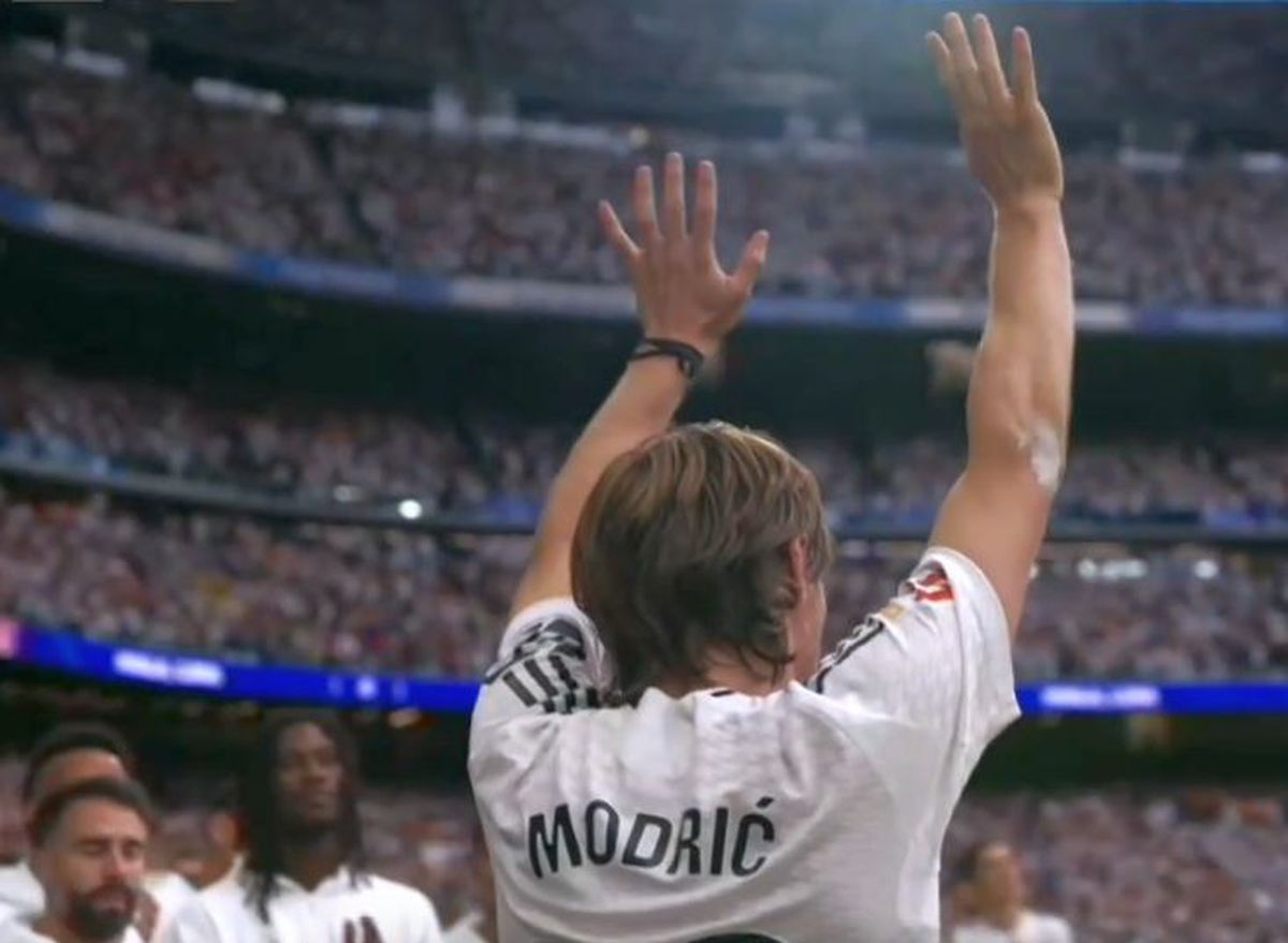 Copleșitor! S-au oprit în timpul meciului și au format garda de onoare pentru Luka Modric. Croatul, în lacrimi la ultimul lui meci pe „Bernabeu”