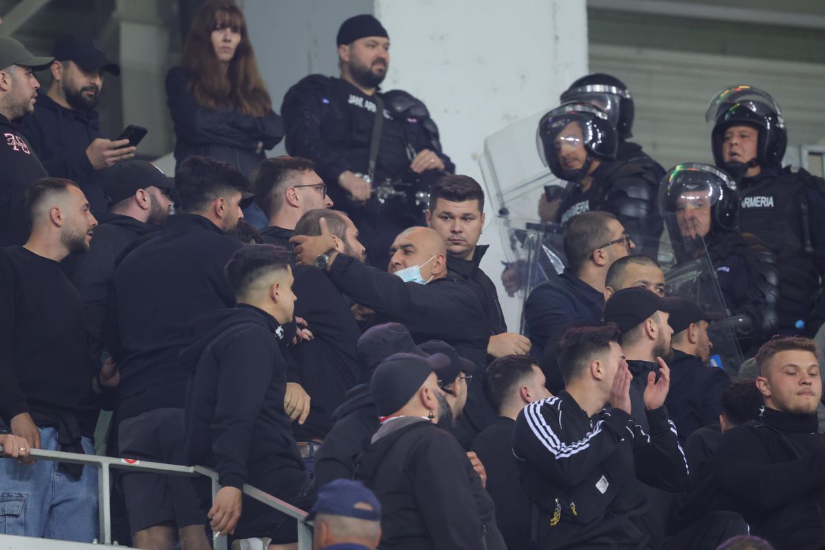 Conflict în peluza lui Dinamo la meciul cu Universitatea Craiova