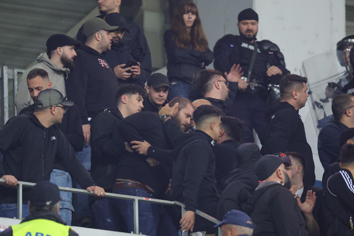 Bătaie în tribune la Craiova - Dinamo! A fost nevoie de intervenția jandarmilor