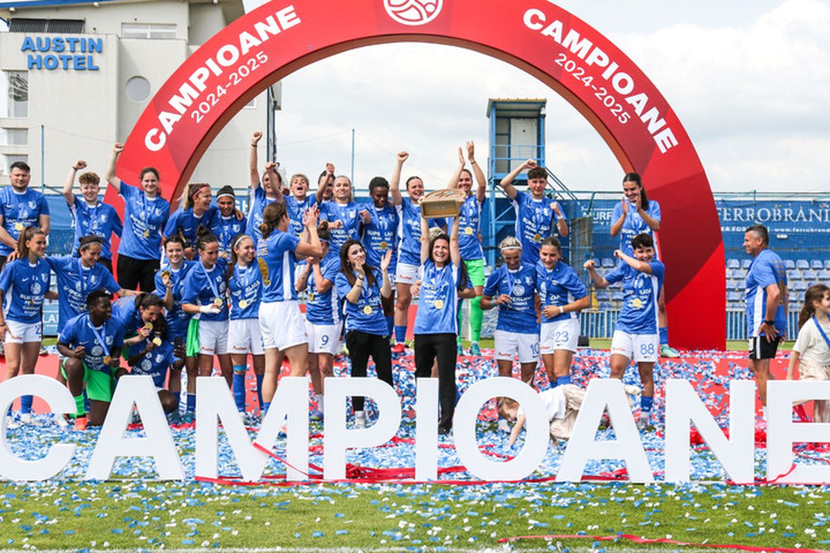 Farul a primit trofeul de campioană! Imagini superbe de la Ovidiu: copiii au invadat terenul