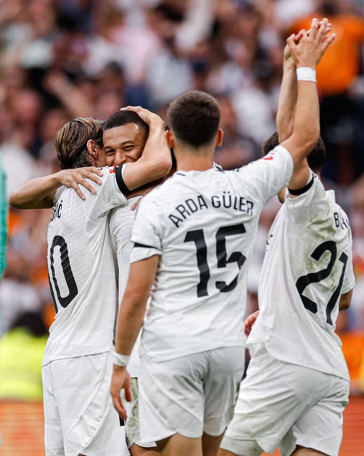 Luka Modric și Carlo Ancelotti, omagiați pe Bernabeu