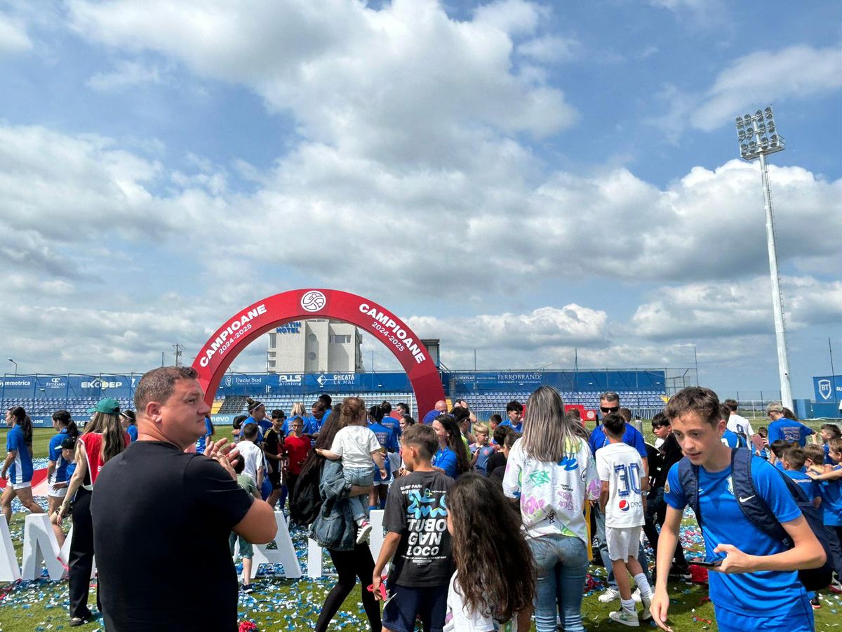 Farul a primit trofeul de campioană! Imagini superbe de la Ovidiu: copiii au invadat terenul