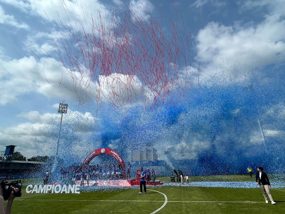 Farul a primit trofeul de campioană! Imagini superbe de la Ovidiu: copiii au invadat terenul