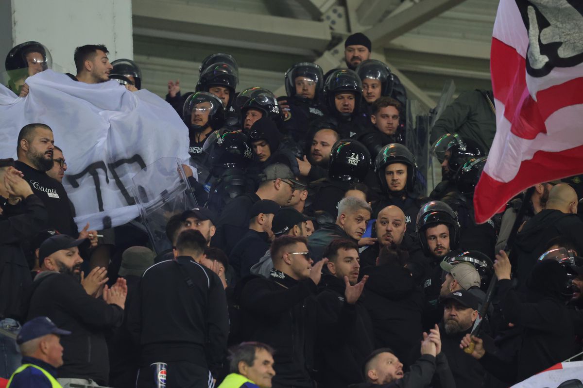 Conflict în peluza lui Dinamo la meciul cu Universitatea Craiova