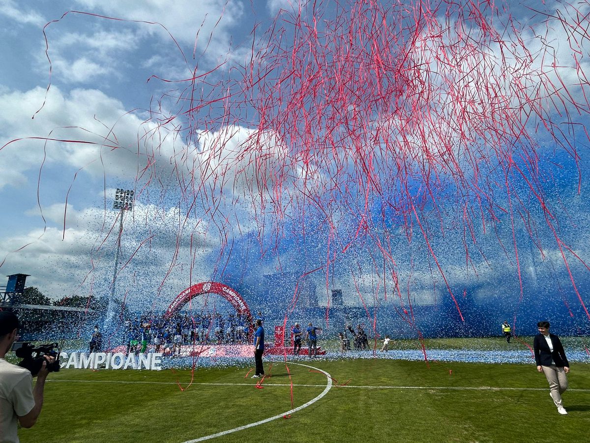 Farul a primit trofeul de campioană! Imagini superbe de la Ovidiu: copiii au invadat terenul