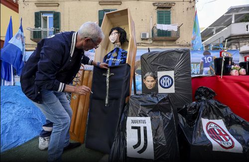 FOTO După ce au sărbătorit titlul, fanii lui Napoli și-au înmormântat rivalii! » Cum a fost umilit Simone Inzaghi